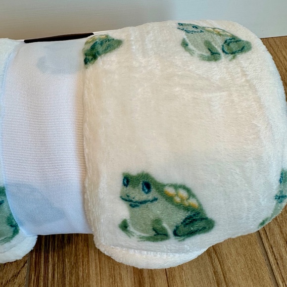Frogs Printed Plush Throw Blanket - Room Essentials - Picture 6 of 10